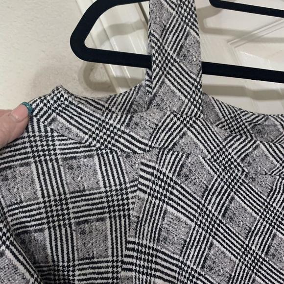 XL or 0X Catherine’s Black N Gray Checkered Stretchy Top Peekaboo Shoulders - Picture 3 of 6
